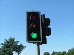 红绿灯与交通警察的指令有出入